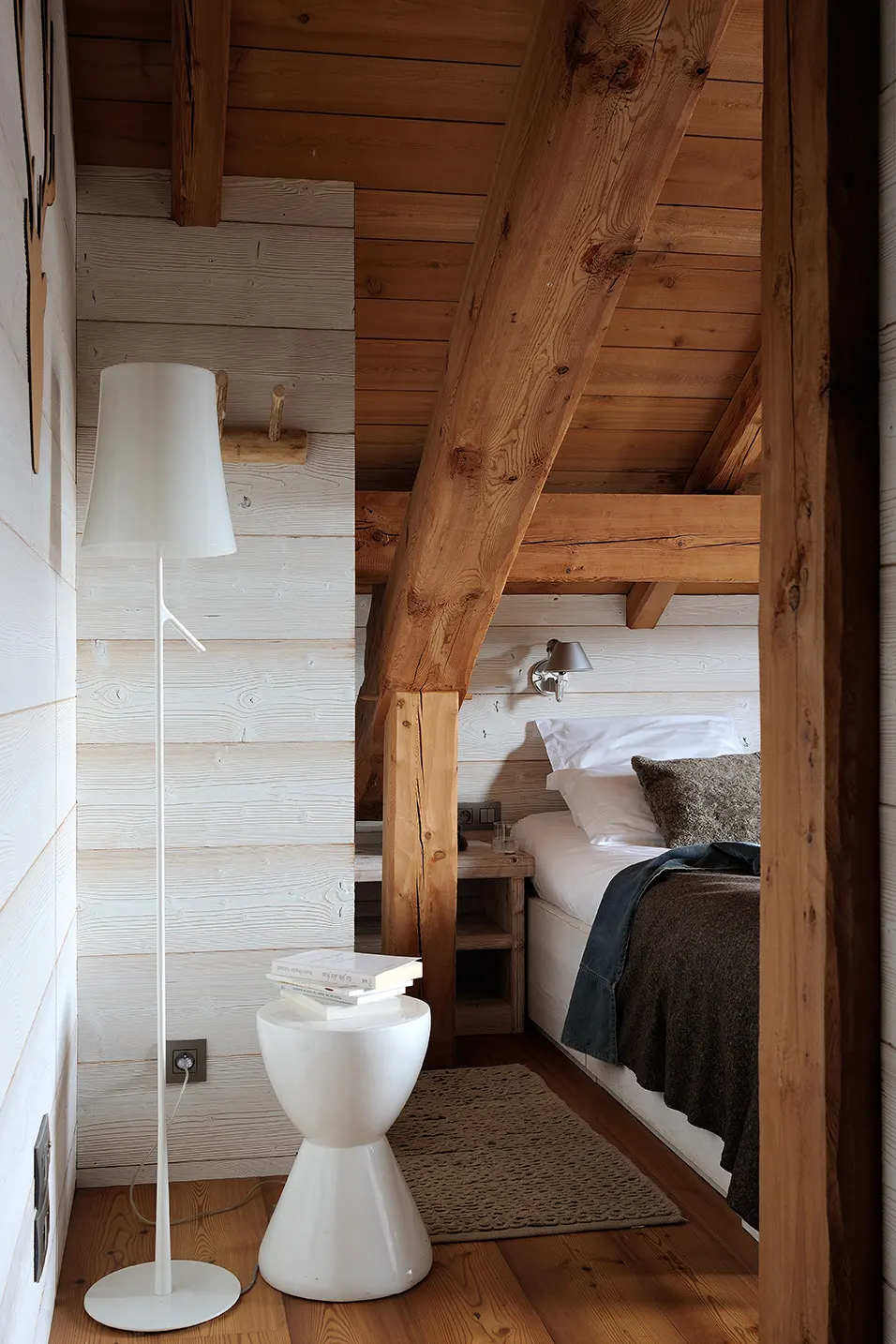 Lampadaire blanc et tabouret à l'entrée de la chambre Blanche