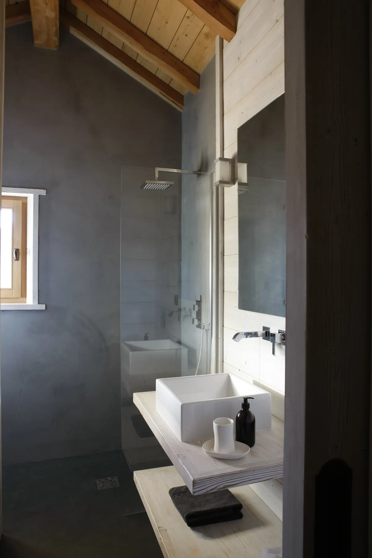 Salle de bain en enduit gris, vasque blanche suspendue