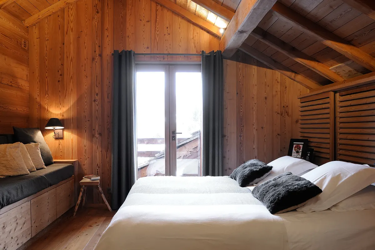 Chambre Clocher, grand lit blanc face à la porte-fenêtre ouvrant sur le balcon