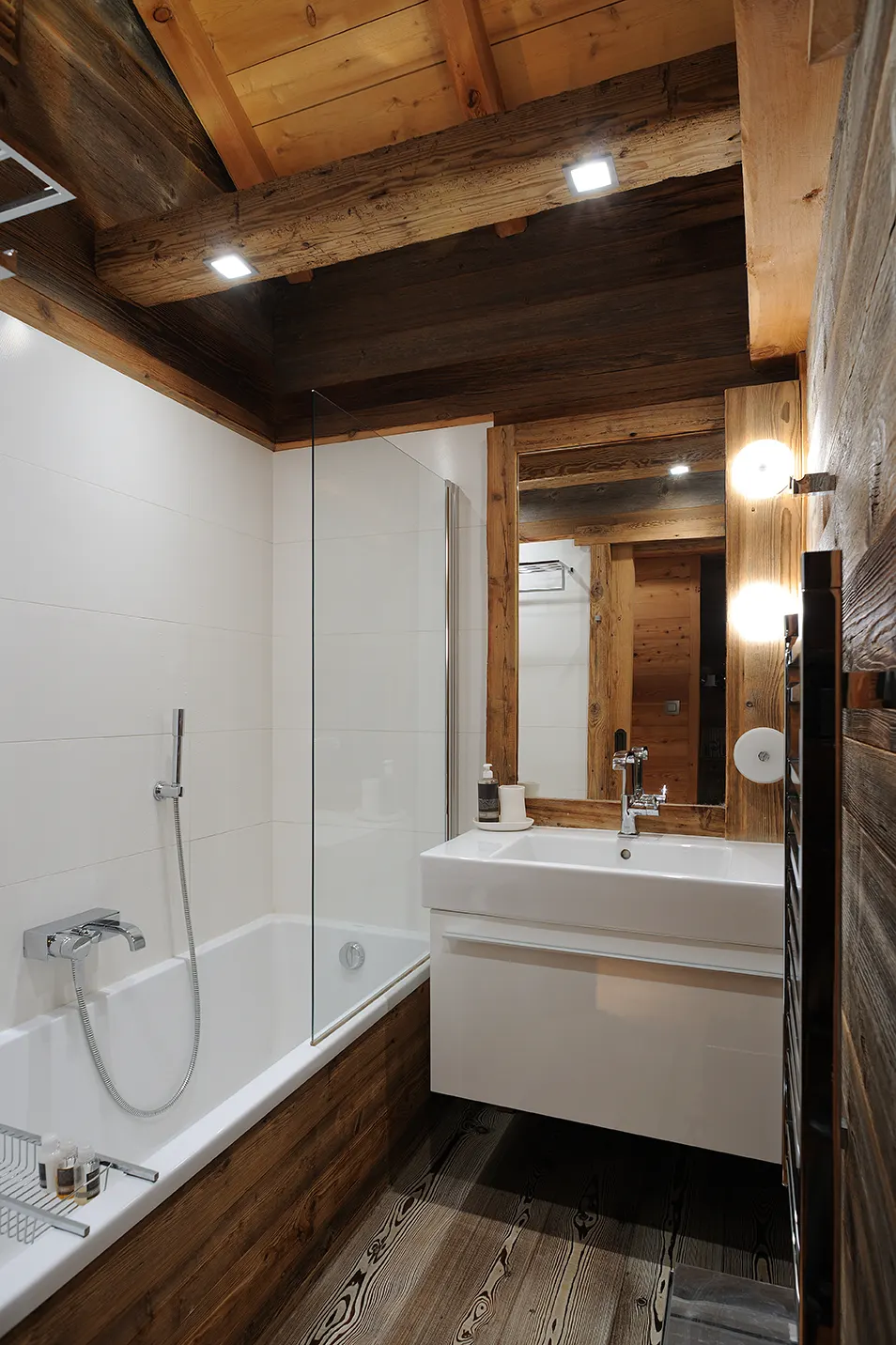 Salle de bain avec baignoire et meuble vasque blanc