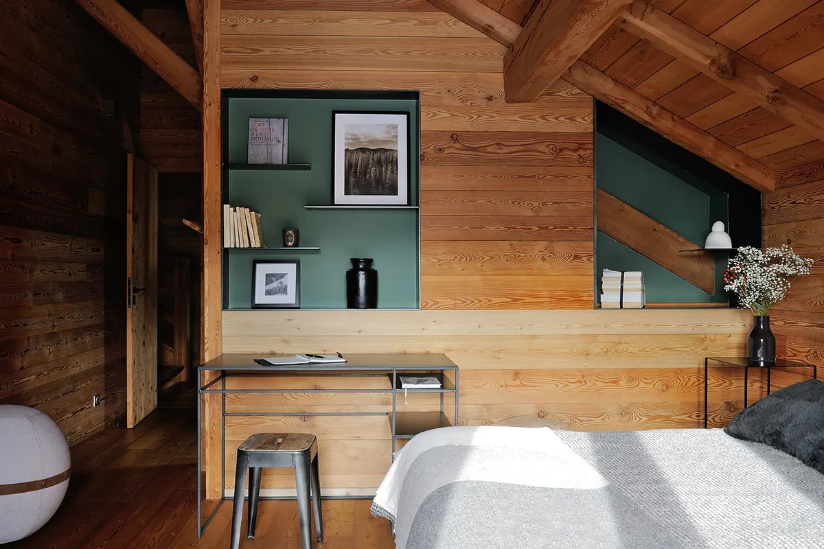 Chambre Kaki, mur vert profond, bureau en métal et lit sous le toit en pente
