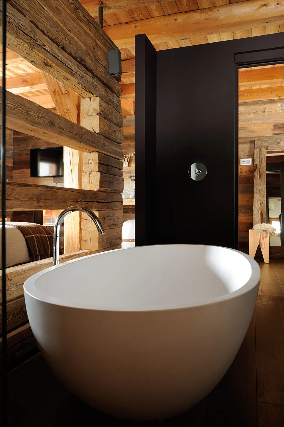 Baignoire îlot blanche dans la salle de bain de la chambre master