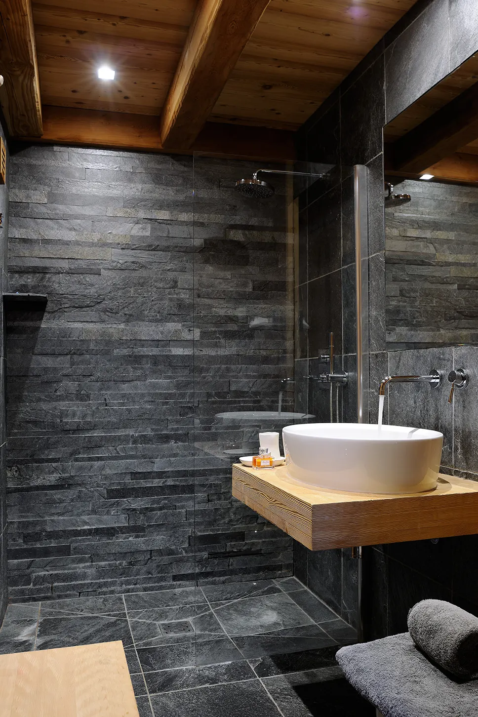 Salle de bain en ardoise, vasque ronde sur plan en bois