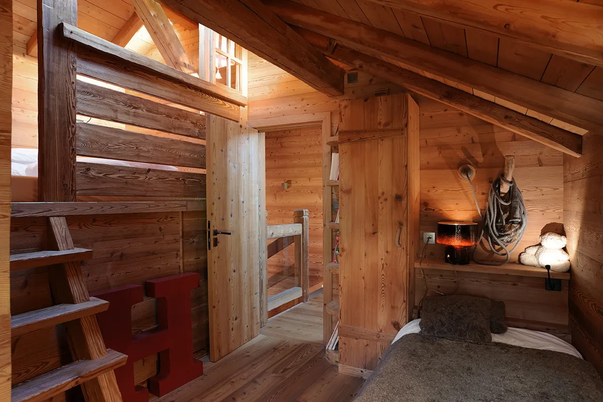 Mezzanine accessible par une échelle en bois