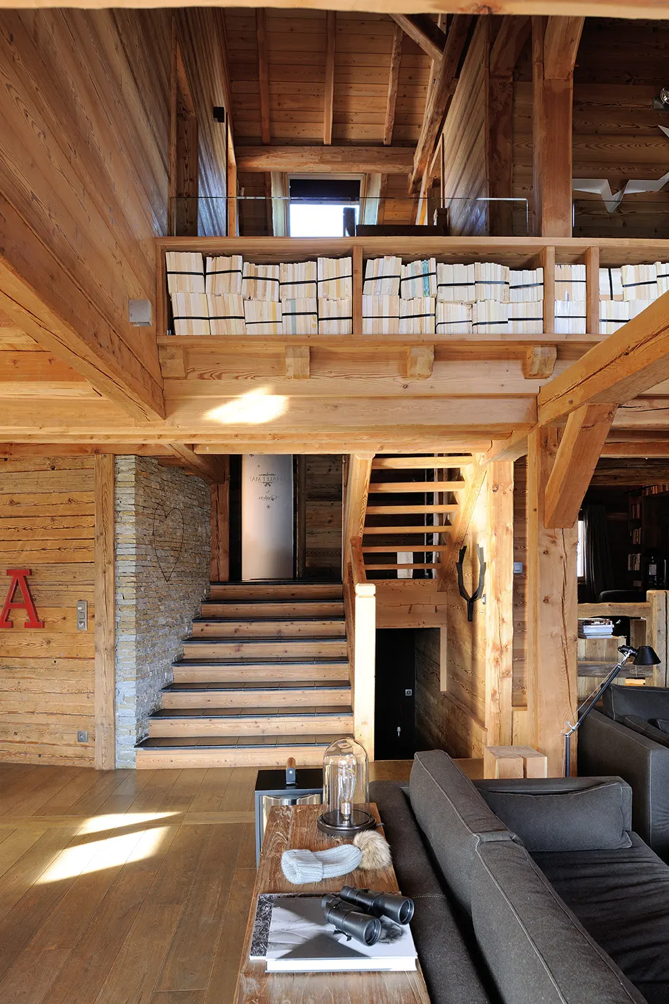 Pièce à vivre sur deux hauteurs, escalier en bois et coursive