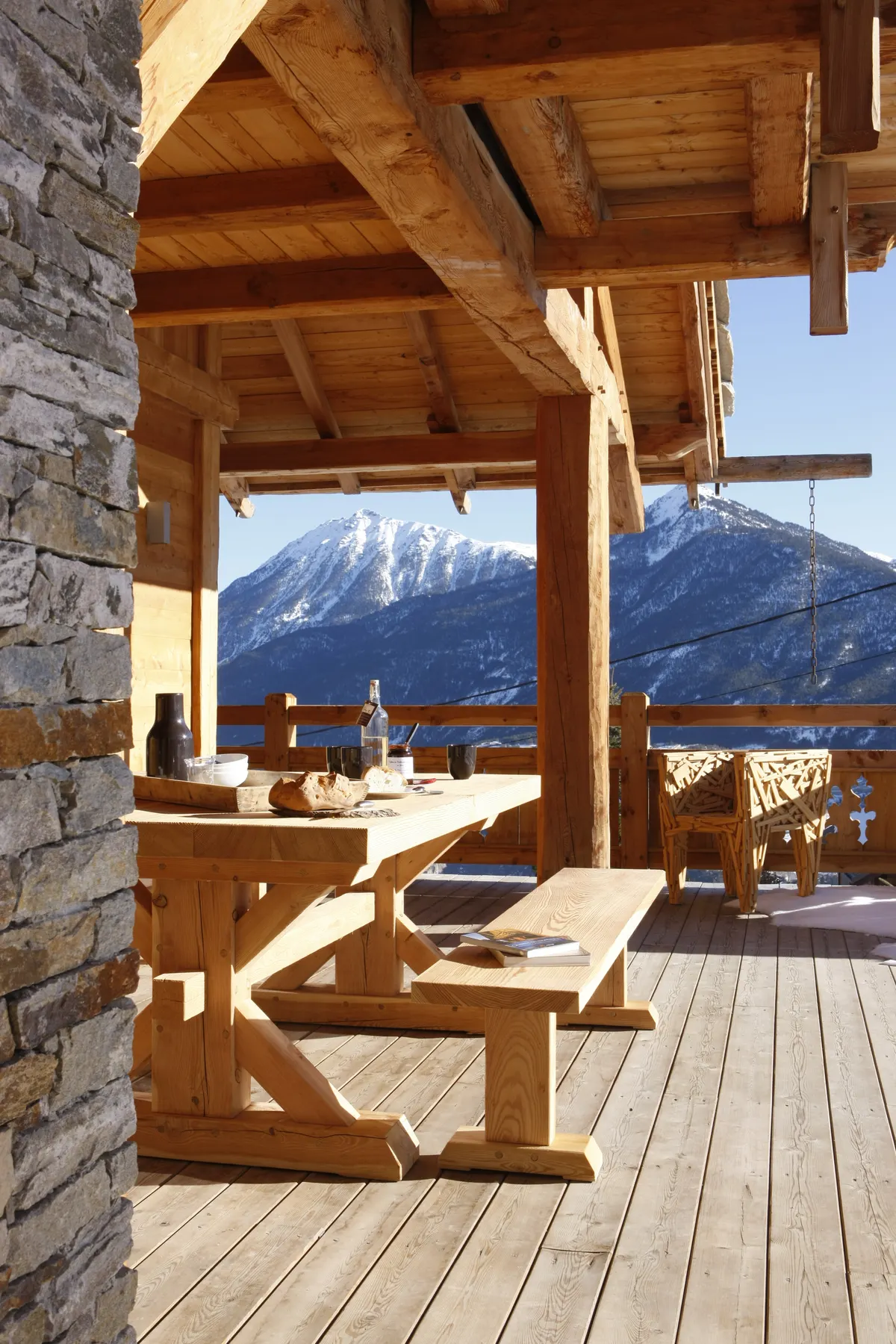 Terrasse plein sud et grande table en bois face aux montagnes