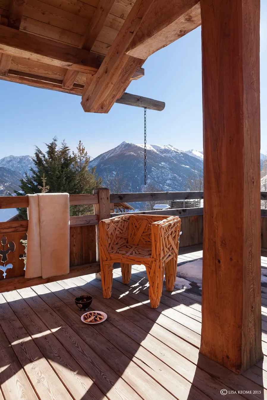 Terrasse couverte ouvrant sur la vallée enneigée
